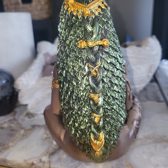 Gaia Figurine - Picture 2 of 2